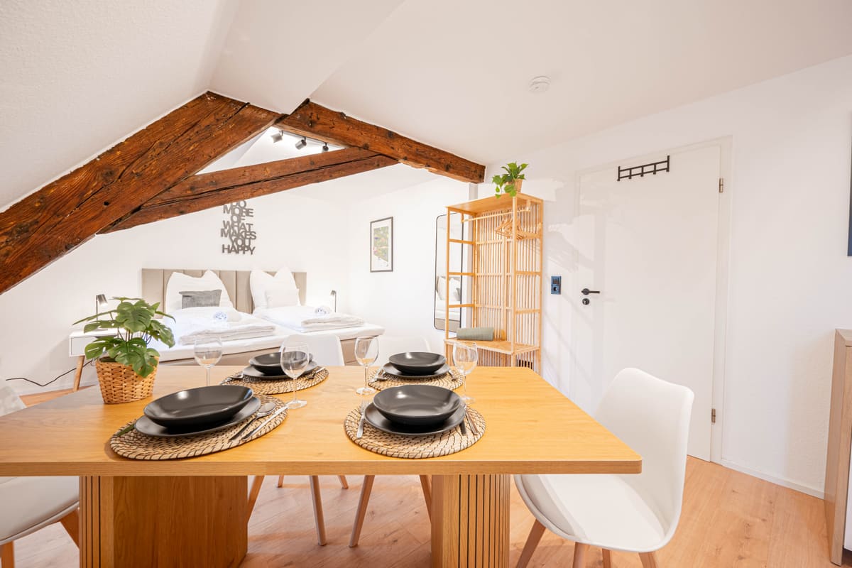 Wohn- und Essbereich mit Dachbalken – Apartment am Residenzschloss Ludwigsburg